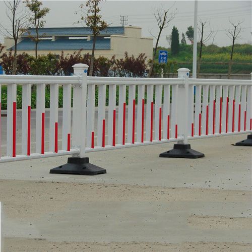 市政道路车辆分流与停车场临时防护栏的设计与应用