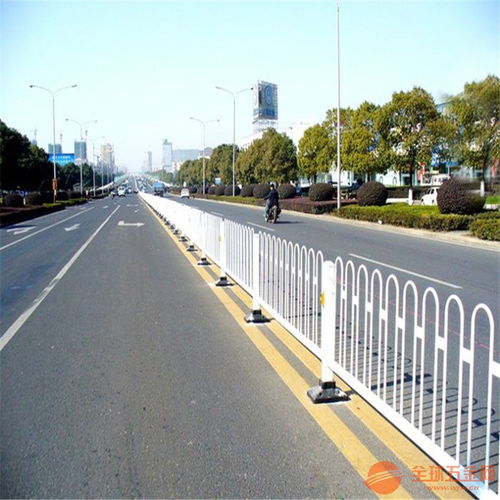 市政交通护栏的安全与智慧 城市道路中央护栏的多重价值